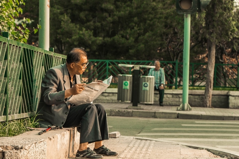 주요 신문사 발행 부수와 매출액 비교.